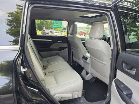 Used 2017 Toyota Highlander XLE AWD/4WD image 16