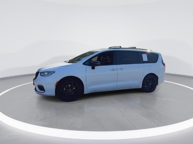 Used 2025 Chrysler Pacifica Limited FWD image 9
