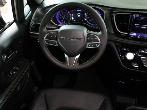 New 2026 Chrysler Pacifica Select image 16