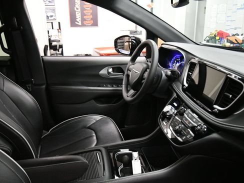 Used 2025 Chrysler Pacifica Limited FWD image 33