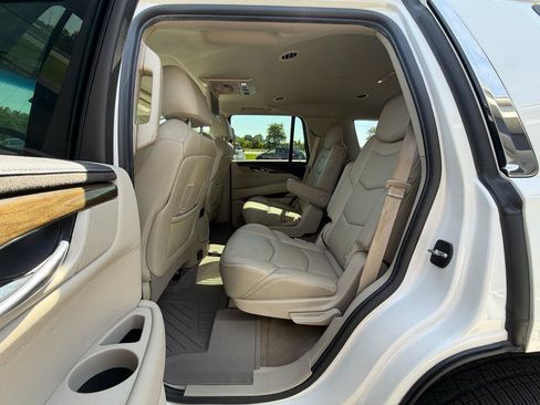 Used 2019 Cadillac Escalade Luxury AWD/4WD image 22