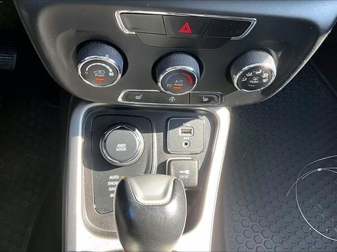 Used 2018 Jeep Compass Latitude w/ Cold Weather Group AWD/4WD image 16
