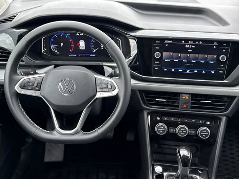 Certified 2022 Volkswagen Taos SEL w/ Panoramic Sunroof Package image 15