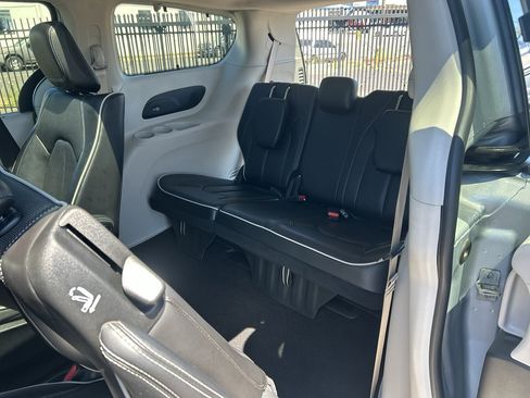 Used 2023 Chrysler Pacifica Limited w/ Uconnect Theater Family Group FWD image 38