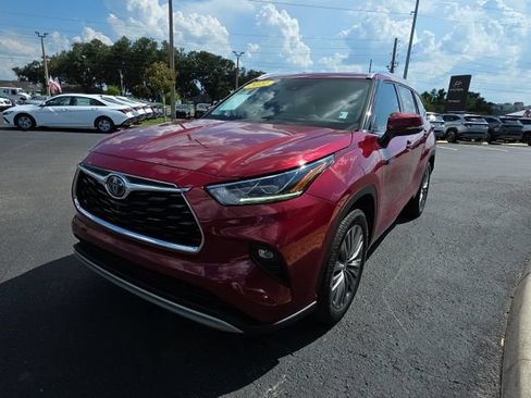 Used 2021 Toyota Highlander Platinum FWD image 2