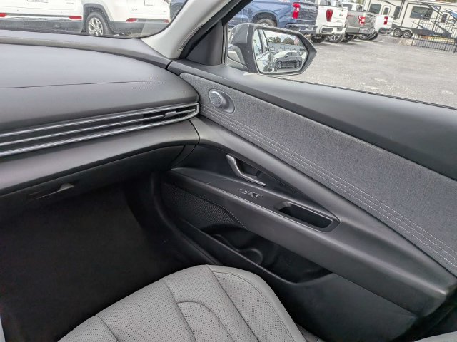 Used 2025 Hyundai Elantra Limited FWD image 16