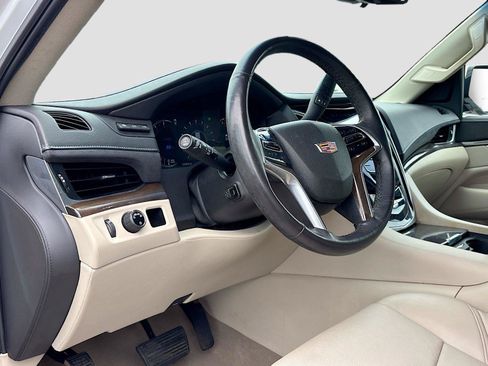 Used 2018 Cadillac Escalade Luxury RWD image 9