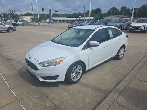 Used 2018 Ford Focus SE FWD image 2