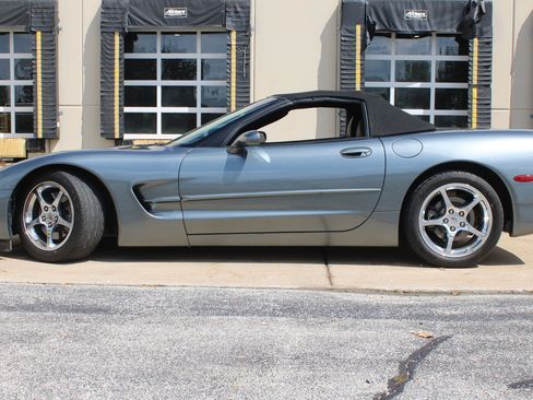Used 2004 Chevrolet Corvette Convertible w/ Preferred Equipment Group RWD image 24