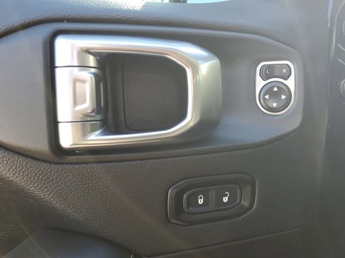 Used 2025 Jeep Wrangler Sahara image 19