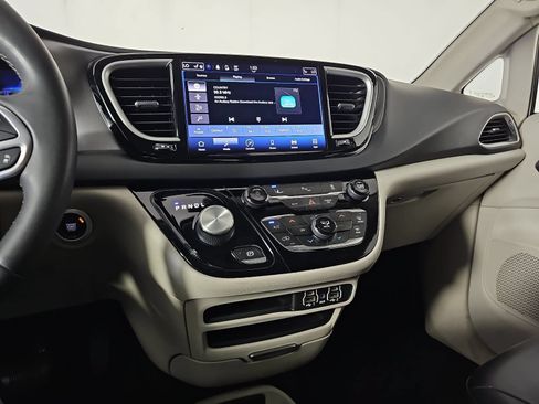 Used 2023 Chrysler Pacifica Touring-L FWD image 18