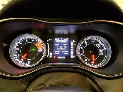 Used 2019 Jeep Cherokee Latitude w/ Cold Weather Group AWD/4WD image 19