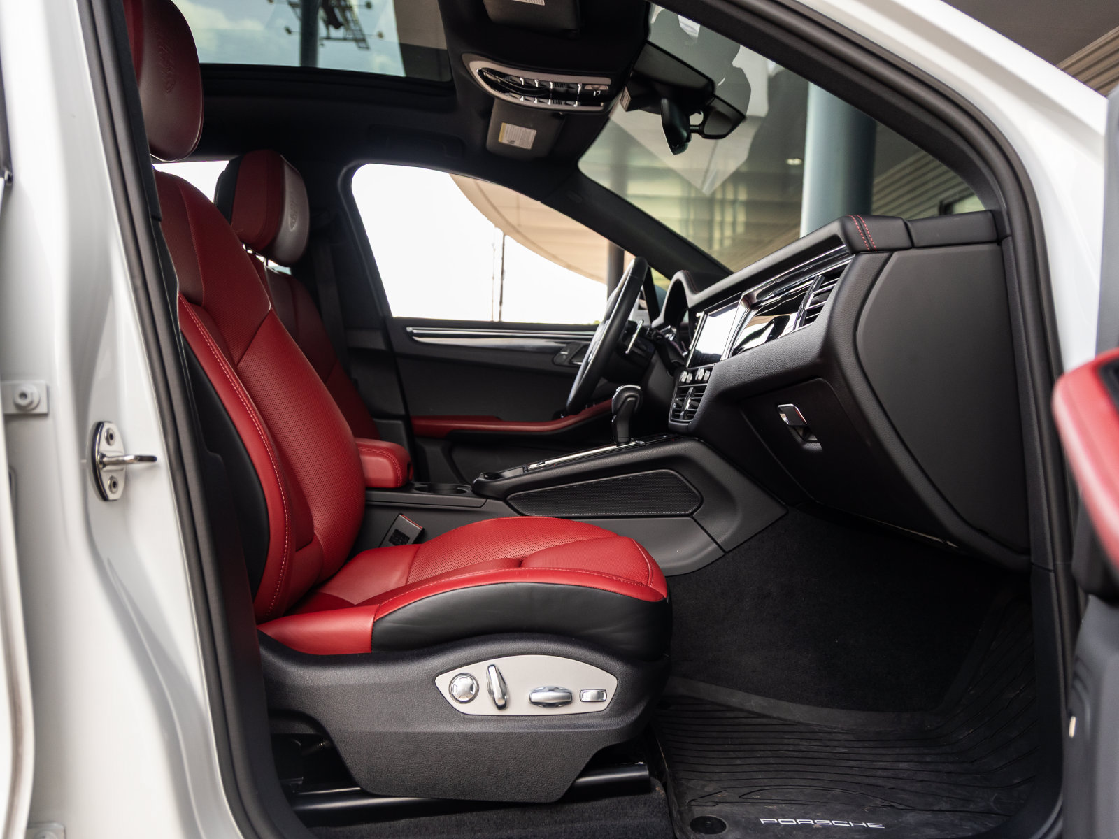 Certified 2025 Porsche Macan w/ Premium Package Plus AWD/4WD image 43