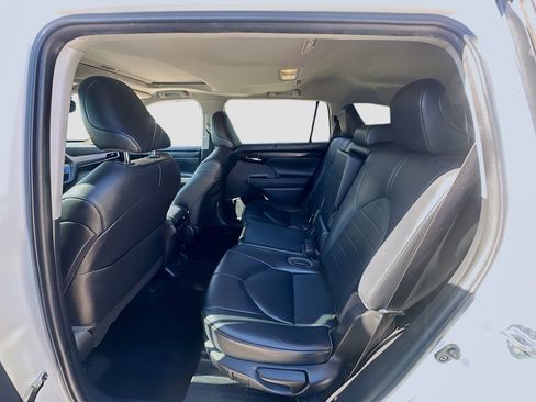 Used 2022 Toyota Highlander XLE image 23