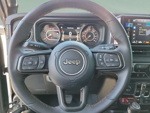 Used 2024 Jeep Gladiator Mojave AWD/4WD image 16