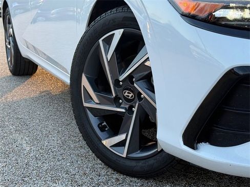 Used 2025 Hyundai Elantra SEL image 2