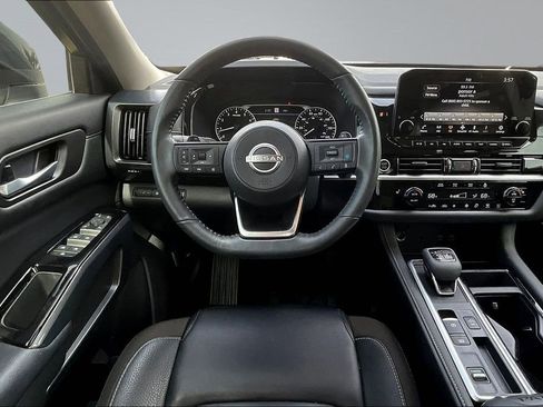 Used 2024 Nissan Pathfinder SL FWD image 9