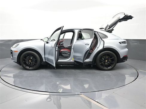 Used 2025 Porsche Cayenne GTS image 31