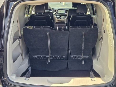Used 2023 Chrysler Pacifica Touring-L FWD image 15
