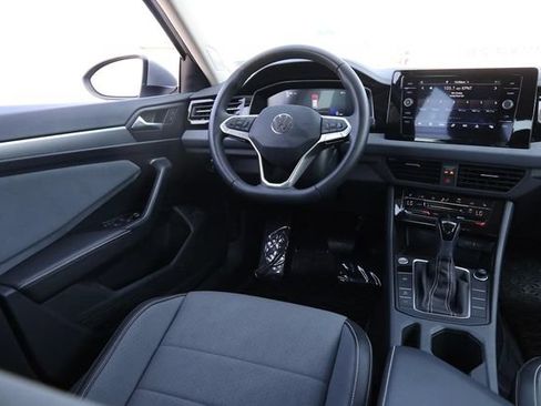 Used 2025 Volkswagen Jetta SE w/ Sunroof Package FWD image 23