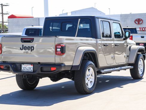 Used 2022 Jeep Gladiator Sport AWD/4WD image 2