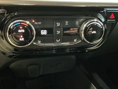 Used 2025 Chevrolet Trax LT w/ LT Convenience Package FWD image 23