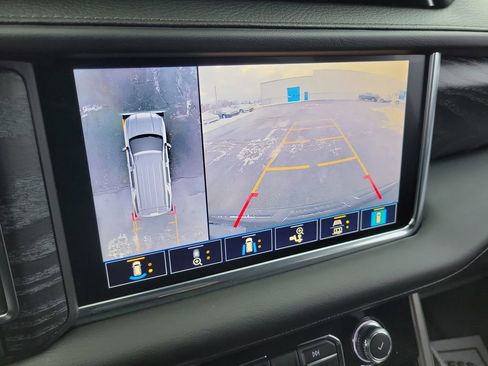 Used 2021 GMC Yukon Denali w/ Denali Premium Package image 16