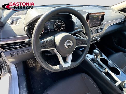 Used 2024 Nissan Altima 2.5 SV image 14