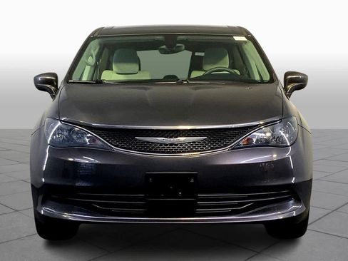 Used 2017 Chrysler Pacifica Touring image 3