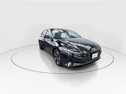 Used 2022 Hyundai Elantra Limited w/ Preferred Accessory Package image 2