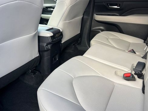 Certified 2024 Toyota Grand Highlander XLE image 11