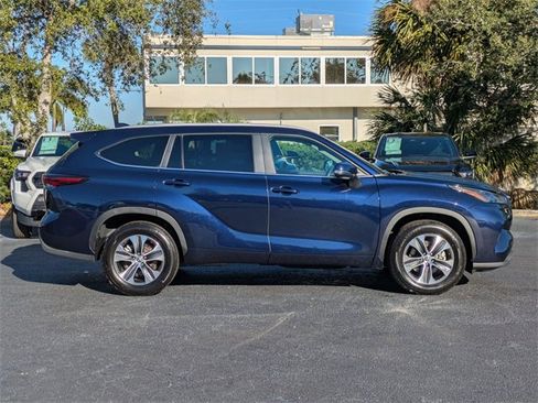 Used 2024 Toyota Highlander XLE image 3