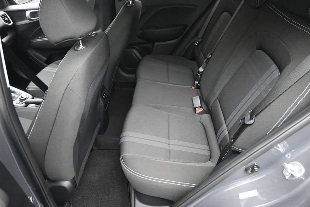 Used 2025 Hyundai Venue SEL FWD image 12