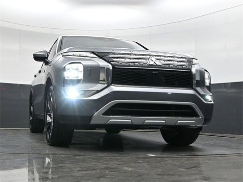 Used 2023 Mitsubishi Outlander SE image 32