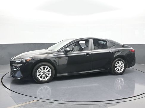 Used 2025 Toyota Camry LE image 2