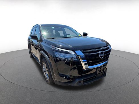 Used 2025 Nissan Pathfinder SV image 2
