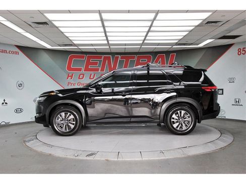 Used 2022 Nissan Pathfinder SV image 3