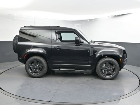 Certified 2025 Land Rover Defender 90 X-Dynamic SE image 23