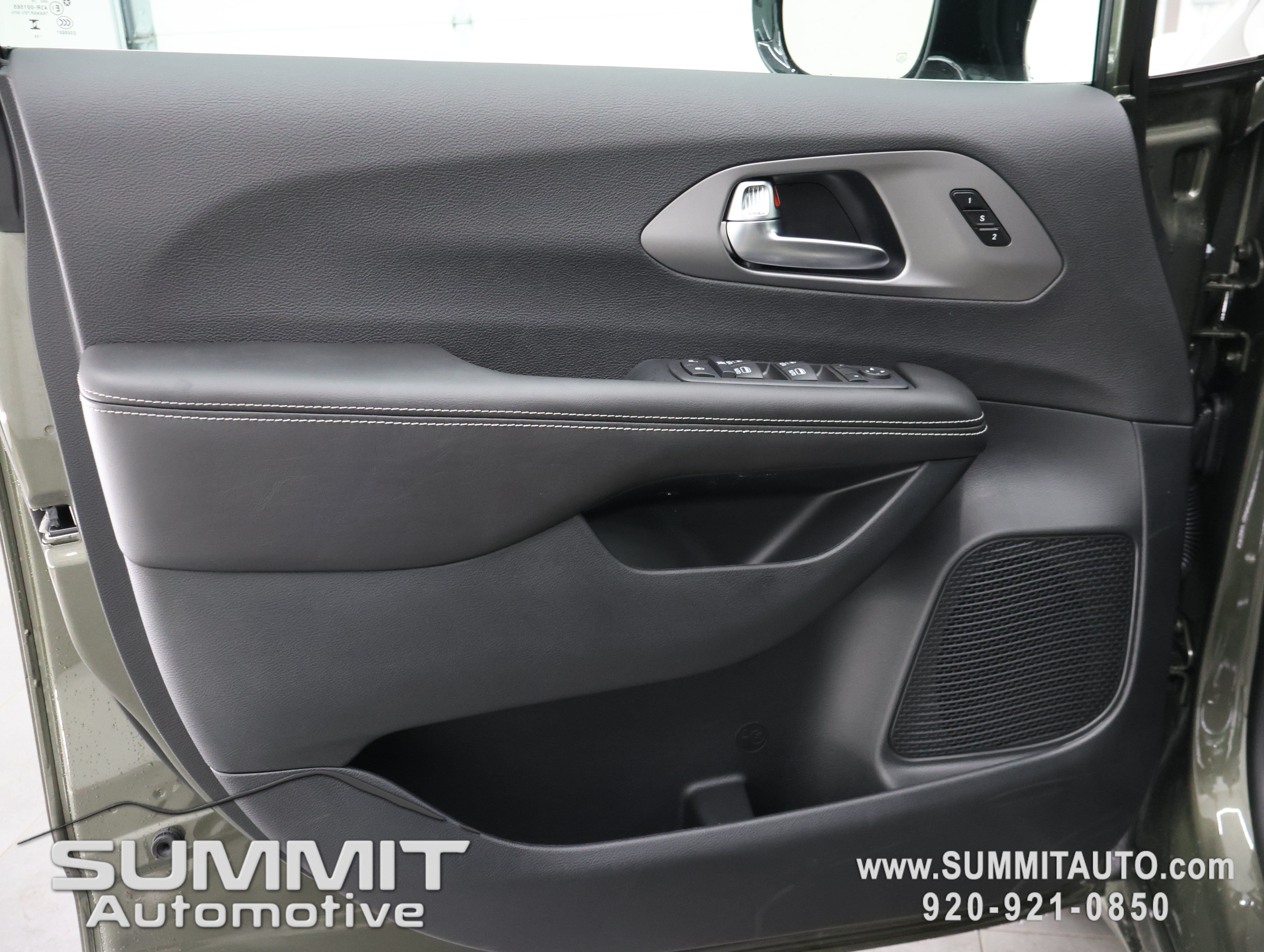 New 2027 Chrysler Pacifica Select AWD/4WD image 45