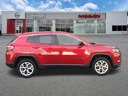 Used 2025 Jeep Compass Latitude AWD/4WD image 3