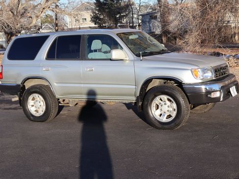 Used 2000 Toyota 4Runner SR5 image 2