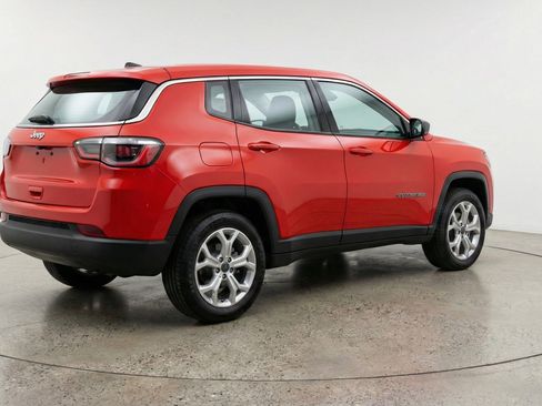 Used 2025 Jeep Compass Latitude AWD/4WD image 9