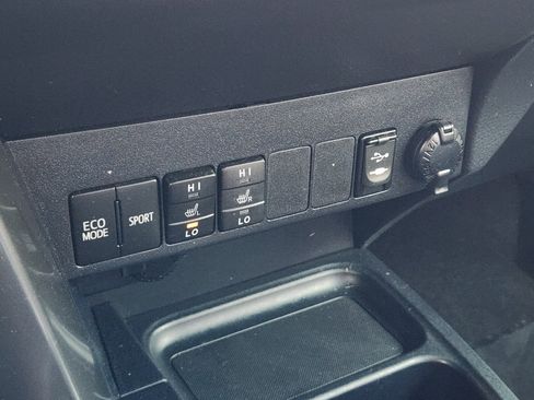 Used 2018 Toyota RAV4 SE image 25