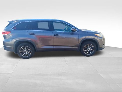Used 2018 Toyota Highlander XLE AWD/4WD image 4