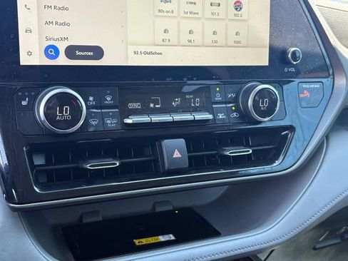 Used 2023 Toyota Highlander XLE FWD image 27