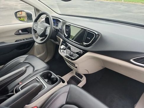 Used 2023 Chrysler Pacifica Touring-L FWD image 9