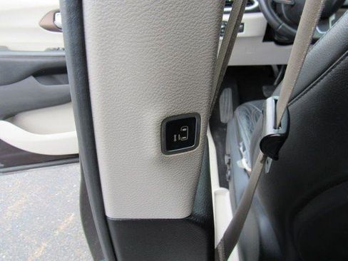 Used 2017 Chrysler Pacifica Touring-L image 28