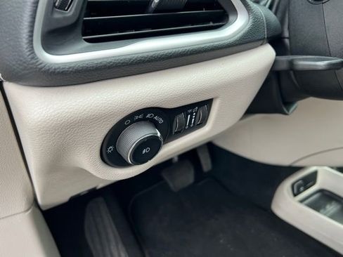 Used 2023 Chrysler Pacifica Touring-L image 17