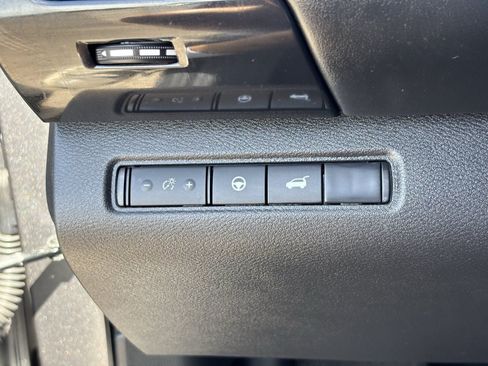 Used 2025 Nissan Pathfinder SV FWD image 33