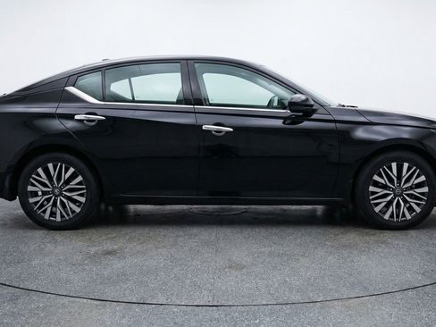 Used 2025 Nissan Altima 2.5 SV FWD image 11